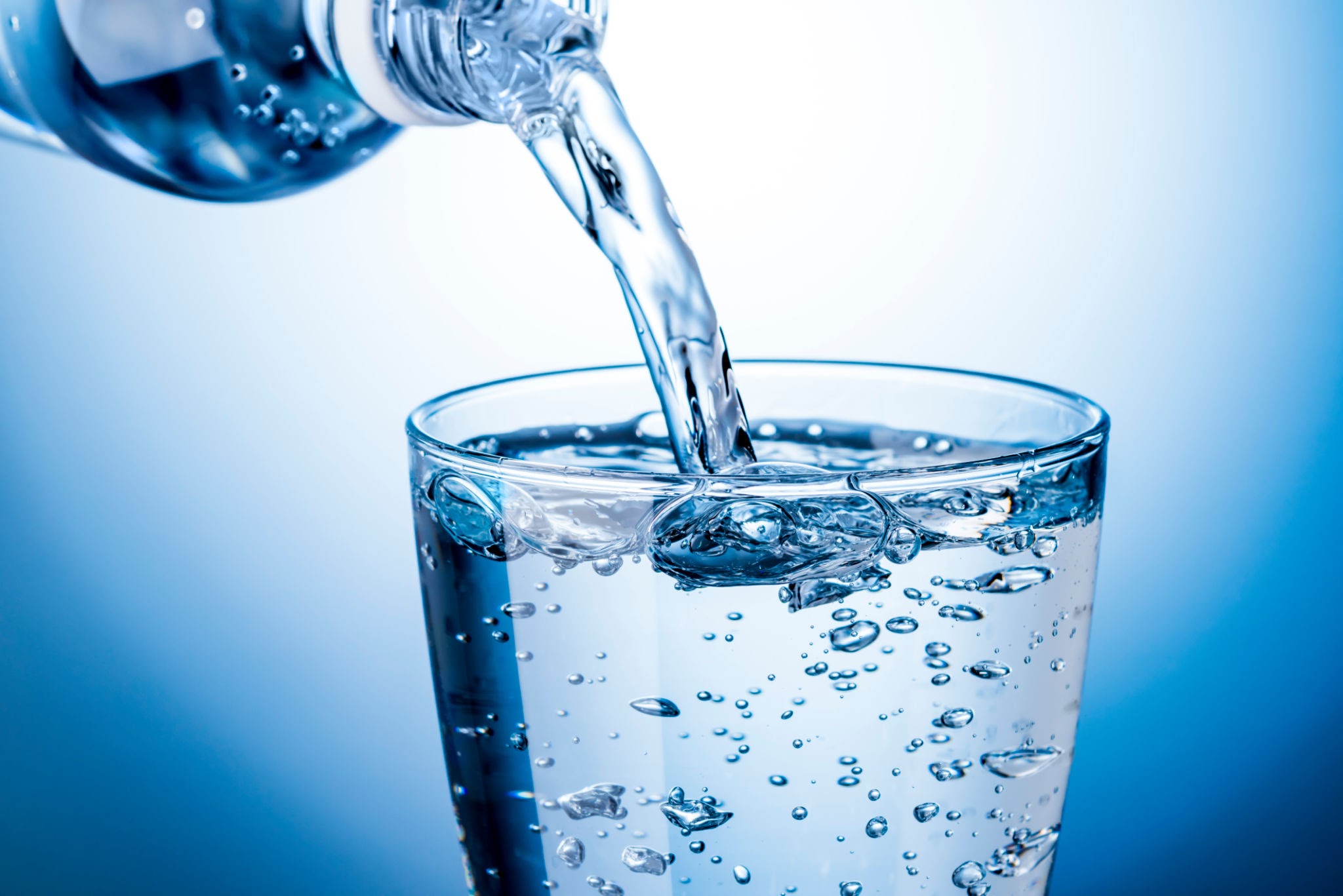 enchendo o copo de agua com agua