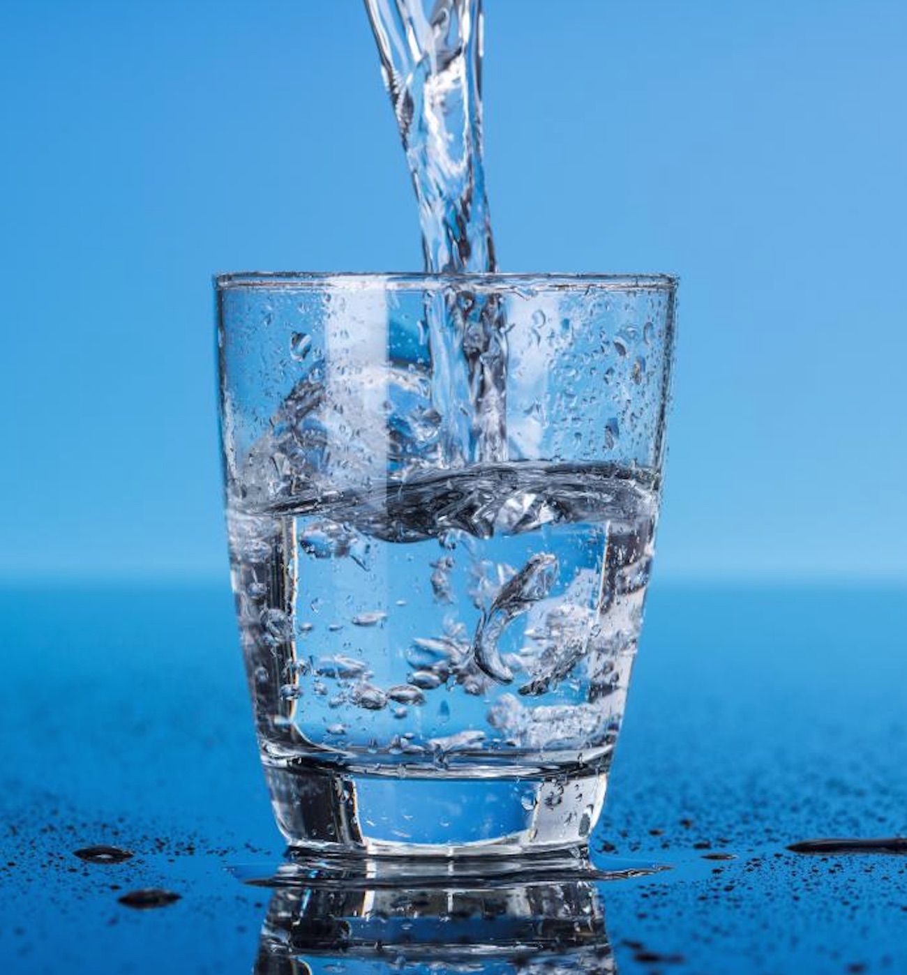 Agua sendo despejada em um copo